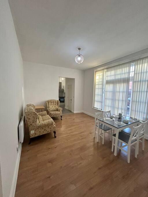 Leicester Spacious Flat With Free Parking Eksteriør billede